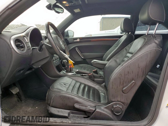 2014 Volkswagen Beetle 1.8T z VIN 3VWJ17AT5EM652990, wystawiony jako Copart lot #60094715 z przebiegiem 109 911 mil mil oraz Szkoda całkowita • Salvage title. Historia ofert i sprzedaży dostępna na DreamBid. Obrazek 7.