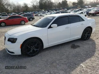 2020 Chrysler 300 S z VIN 2C3CCABG9LH189580, wystawiony jako Copart lot #49543645 z przebiegiem 76 980 mil mil oraz Szkody całkowita. Historia ofert i sprzedaży dostępna na DreamBid. Obrazek 1.