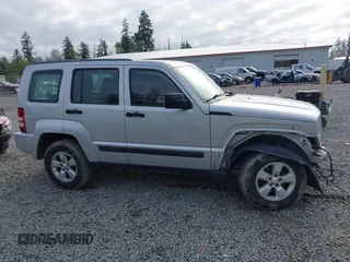 2011 Jeep Liberty Sport z VIN 1J4PN2GK9BW503376, wystawiony jako IAAI lot #42143053 z przebiegiem 168 841 mil mil oraz . Historia ofert i sprzedaży dostępna na DreamBid. Obrazek 14.