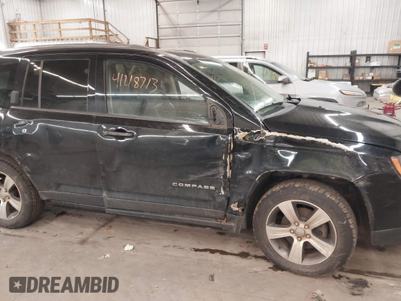 2017 Jeep Compass Latitude z VIN 1C4NJDEB7HD153516, wystawiony jako IAAI lot #41218713 z przebiegiem 132 234 mil mil oraz . Historia ofert i sprzedaży dostępna na DreamBid. Obrazek 6.