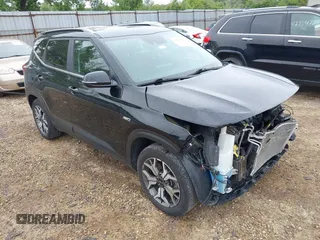 2023 Kia Seltos EX z VIN KNDERCAA9P7405196, wystawiony jako IAAI lot #42356858 z przebiegiem 76 203 mil mil oraz . Historia ofert i sprzedaży dostępna na DreamBid. Obrazek 1.