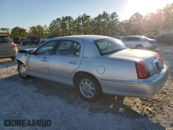 2002 Lincoln Town Car Signature z VIN 1LNHM82W92Y671562, wystawiony jako Copart lot #47391265 z przebiegiem Nie podano mil oraz Szkoda całkowita • Salvage title. Historia ofert i sprzedaży dostępna na DreamBid. Obrazek 2.