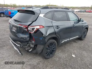 2023 Kia Seltos Nightfall z VIN KNDEUCA27P7348312, wystawiony jako IAAI lot #42028454 z przebiegiem 42 106 mil mil oraz . Historia ofert i sprzedaży dostępna na DreamBid. Obrazek 4.