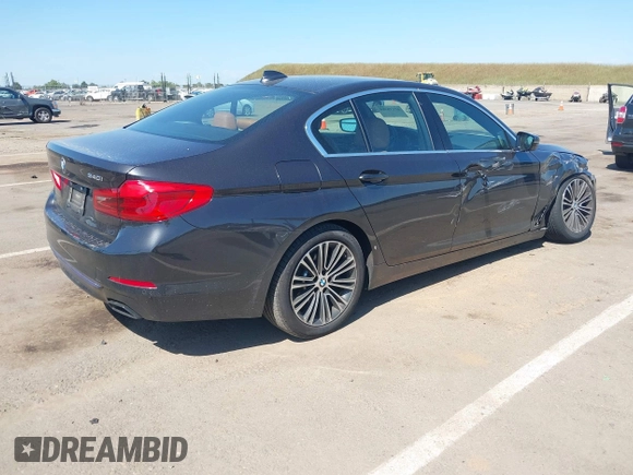 2019 BMW 5 Series 540i с VIN WBAJE5C5XKWW20300, выставлен на аукционе IAAI как лот 42139380 с пробегом 32 802 миль миль и . История ставок и продаж доступна на DreamBid. Изображение 4.