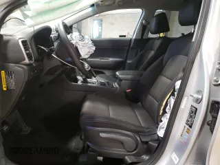 2020 Kia Sportage LX z VIN KNDPMCAC8L7661090, wystawiony jako Copart lot #53094205 z przebiegiem 35 990 mil mil oraz Szkoda całkowita • Salvage title. Historia ofert i sprzedaży dostępna na DreamBid. Obrazek 7.