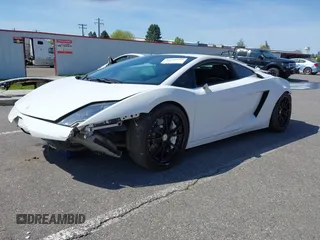 2009 Lamborghini Gallardo z VIN ZHWGU54T59LA07777, wystawiony jako IAAI lot #39749159 z przebiegiem 8730 mil mil oraz . Historia ofert i sprzedaży dostępna na DreamBid. Obrazek 2.