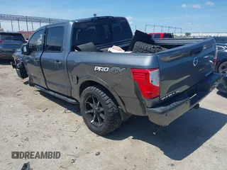 2017 Nissan Titan SV z VIN 1N6AA1E55HN551578, wystawiony jako IAAI lot #42392063 z przebiegiem 123 077 mil mil oraz . Historia ofert i sprzedaży dostępna na DreamBid. Obrazek 3.