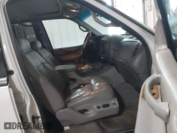 2002 Lincoln Navigator z VIN 5LMFU28R32LJ18485, wystawiony jako IAAI lot #41718606 z przebiegiem 228 590 mil mil oraz . Historia ofert i sprzedaży dostępna na DreamBid. Obrazek 5.