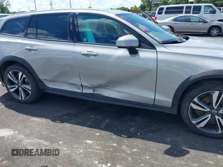 2025 Volvo V60 Plus z VIN YV4L12WK3S2148033, wystawiony jako IAAI lot #42389242 z przebiegiem 1 471 mil mil oraz . Historia ofert i sprzedaży dostępna na DreamBid. Obrazek 6.