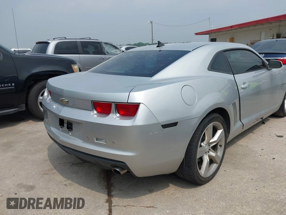 2011 Chevrolet Camaro 1LT z VIN 2G1FB1ED5B9211945, wystawiony jako IAAI lot #42290750 z przebiegiem 295 489 mil mil oraz . Historia ofert i sprzedaży dostępna na DreamBid. Obrazek 4.