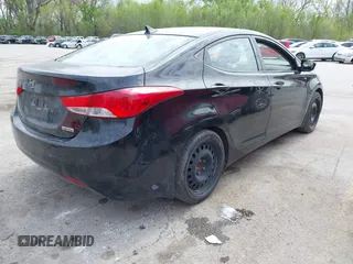 2013 Hyundai Elantra GLS z VIN KMHDH4AEXDU748440, wystawiony jako IAAI lot #42032398 z przebiegiem 146 636 mil mil oraz . Historia ofert i sprzedaży dostępna na DreamBid. Obrazek 4.
