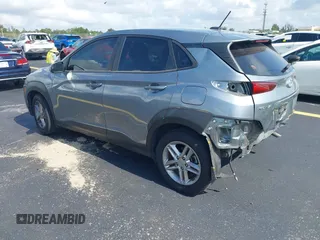 2021 Hyundai Kona SE z VIN KM8K12AA8MU665778, wystawiony jako IAAI lot #42364155 z przebiegiem 63 713 mil mil oraz . Historia ofert i sprzedaży dostępna na DreamBid. Obrazek 3.