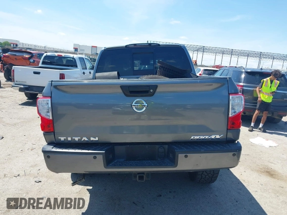 2017 Nissan Titan SV z VIN 1N6AA1E55HN551578, wystawiony jako IAAI lot #42392063 z przebiegiem 123 077 mil mil oraz . Historia ofert i sprzedaży dostępna na DreamBid. Obrazek 17.