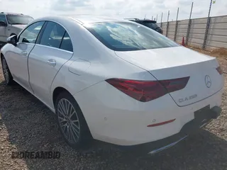 2025 Mercedes-Benz CLA 250 z VIN W1K5J4GB5SN513578, wystawiony jako IAAI lot #42120213 z przebiegiem 18 216 mil mil oraz . Historia ofert i sprzedaży dostępna na DreamBid. Obrazek 3.