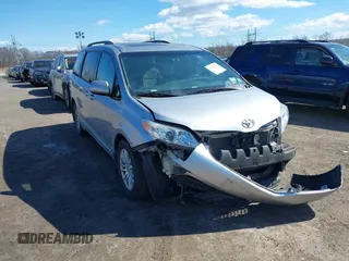2017 Toyota Sienna XLE Auto Access Seat with VIN 5TDYZ3DC0HS784509, listed as a IAAI auction lot 41725664 with 69,990 mi miles. Bid and sale history available at carsss.com. Image 1.