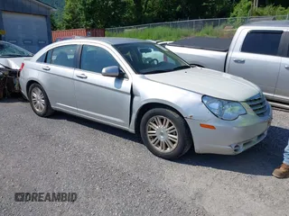 2009 Chrysler Sebring Touring z VIN 1C3LC56D59N557759, wystawiony jako IAAI lot #42293851 z przebiegiem 174 645 mil mil oraz . Historia ofert i sprzedaży dostępna na DreamBid. Obrazek 1.