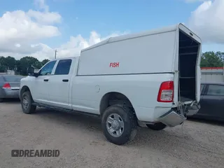 2024 Ram 2500 Tradesman z VIN 3C6UR5HJ2RG234917, wystawiony jako IAAI lot #42247031 z przebiegiem 26 718 mil mil oraz . Historia ofert i sprzedaży dostępna na DreamBid. Obrazek 3.