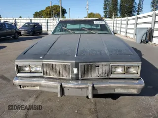 1984 Oldsmobile 88 z VIN 1G3AN69Y0EM827157, wystawiony jako Copart lot #82609024 z przebiegiem 525 834 mil mil oraz Czysty tytuł • Clean title. Historia ofert i sprzedaży dostępna na DreamBid. Obrazek 5.