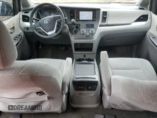 2018 Toyota Sienna LE Auto Access Seat with VIN 5TDKZ3DC4JS910687, listed as a Copart auction lot 55516745 with 67,943 mi miles and Salvage title. Bid and sale history available at DreamBid. Image 8.