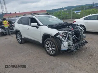 2022 Toyota RAV4 XLE Premium z VIN 2T3A1RFV4NW287421, wystawiony jako IAAI lot #42602371 z przebiegiem 59 294 mil mil oraz . Historia ofert i sprzedaży dostępna na DreamBid. Obrazek 1.