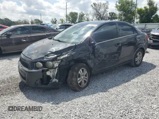 2015 Chevrolet Sonic LT z VIN 1G1JC5SH9F4122040, wystawiony jako Copart lot #57750345 z przebiegiem 120 249 mil mil oraz Szkoda całkowita • Salvage title. Historia ofert i sprzedaży dostępna na DreamBid. Obrazek 1.