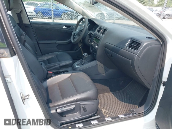 2014 Volkswagen Jetta SE z VIN 3VWD17AJ4EM288282, wystawiony jako IAAI lot #42404774 z przebiegiem 116 292 mil mil oraz . Historia ofert i sprzedaży dostępna na DreamBid. Obrazek 5.