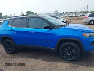 2024 Jeep Compass Latitude z VIN 3C4NJDBN4RT106311, wystawiony jako IAAI lot #42474517 z przebiegiem 9 027 mil mil oraz . Historia ofert i sprzedaży dostępna na DreamBid. Obrazek 13.