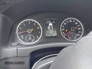 2013 Volkswagen Tiguan SE z VIN WVGBV3AX9DW088326, wystawiony jako IAAI lot #42320279 z przebiegiem 126 840 mil mil oraz . Historia ofert i sprzedaży dostępna na DreamBid. Obrazek 7.