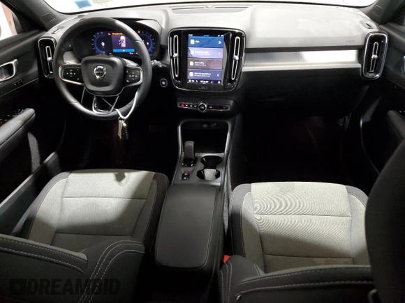 2024 Volvo XC40 Core Bright Theme z VIN YV4L12UK9R2336505, wystawiony jako Copart lot #43999125 z przebiegiem 19 779 mil mil oraz Czysty tytuł • Clean title. Historia ofert i sprzedaży dostępna na DreamBid. Obrazek 8.