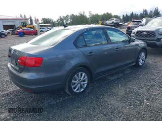 2011 Volkswagen Jetta SE z VIN 3VWDZ7AJXBM356668, wystawiony jako IAAI lot #42294221 z przebiegiem 199 605 mil mil oraz . Historia ofert i sprzedaży dostępna na DreamBid. Obrazek 4.
