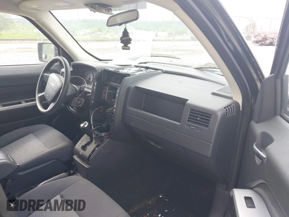 2008 Jeep Patriot Sport z VIN 1J8FF28W98D798783, wystawiony jako IAAI lot #42289785 z przebiegiem 116 453 mil mil oraz . Historia ofert i sprzedaży dostępna na DreamBid. Obrazek 5.