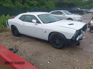 2018 Dodge Challenger R/T Scat Pack z VIN 2C3CDZFJ4JH228011, wystawiony jako IAAI lot #42242031 z przebiegiem 24 072 mil mil oraz . Historia ofert i sprzedaży dostępna na DreamBid. Obrazek 1.
