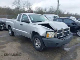 2005 Dodge Dakota ST with VIN 1D7HE22K25S119460, listed as a IAAI auction lot 41790592 with 104,995 mi miles and . Bid and sale history available at carsss.com. Image 1.