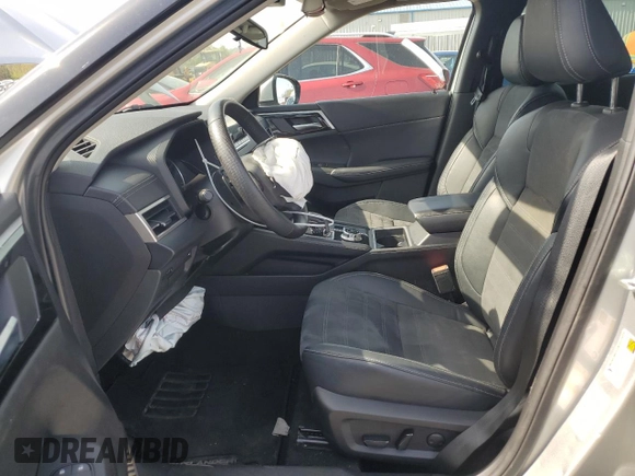 2023 Mitsubishi Outlander SE z VIN JA4J4UA8XPZ030868, wystawiony jako Copart lot #54826715 z przebiegiem 48 777 mil mil oraz Szkoda całkowita • Salvage title. Historia ofert i sprzedaży dostępna na DreamBid. Obrazek 7.