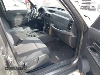 2012 Jeep Liberty Sport Latitude z VIN 1C4PJLAK7CW146409, wystawiony jako IAAI lot #41717779 z przebiegiem 136 290 mil mil oraz . Historia ofert i sprzedaży dostępna na DreamBid. Obrazek 5.
