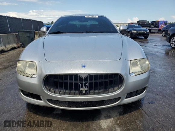2009 Maserati Quattroporte z VIN ZAMFK39A190043806, wystawiony jako Copart lot #59159025 z przebiegiem 74 106 mil mil oraz Czysty tytuł • Clean title. Historia ofert i sprzedaży dostępna na DreamBid. Obrazek 5.