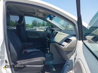 2012 Toyota Sienna SE z VIN 5TDXK3DC1CS186020, wystawiony jako IAAI lot #42471455 z przebiegiem 215 048 mil mil oraz . Historia ofert i sprzedaży dostępna na DreamBid. Obrazek 5.