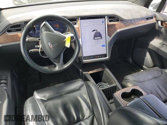 2017 Tesla Model X 90D z VIN 5YJXCDE21HF056145, wystawiony jako Copart lot #55128995 z przebiegiem 86 314 mil mil oraz Szkody całkowita. Historia ofert i sprzedaży dostępna na DreamBid. Obrazek 8.