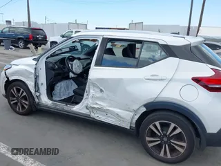 2020 Nissan Kicks SV z VIN 3N1CP5CV3LL483605, wystawiony jako IAAI lot #42261522 z przebiegiem 53 381 mil mil oraz . Historia ofert i sprzedaży dostępna na DreamBid. Obrazek 6.