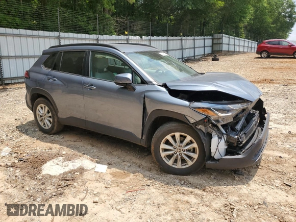 2022 Toyota Corolla Cross LE z VIN 7MUCAAAG8NV017408, wystawiony jako Copart lot #59096555 z przebiegiem 33 703 mil mil oraz Szkoda całkowita • Salvage title. Historia ofert i sprzedaży dostępna na DreamBid. Obrazek 4.