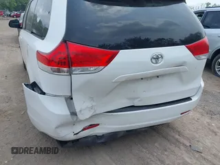 2011 Toyota Sienna XLE AAS z VIN 5TDYK3DC9BS039639, wystawiony jako IAAI lot #42440354 z przebiegiem 291 565 mil mil oraz . Historia ofert i sprzedaży dostępna na DreamBid. Obrazek 6.