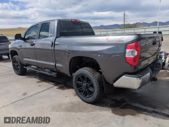 2017 Toyota Tundra SR z VIN 5TFUW5F19HX656990, wystawiony jako Copart lot #51087865 z przebiegiem 123 481 mil mil oraz Szkoda całkowita • Salvage title. Historia ofert i sprzedaży dostępna na DreamBid. Obrazek 2.