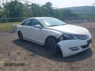 2016 Lincoln MKZ z VIN 3LN6L2JK8GR626690, wystawiony jako IAAI lot #42438226 z przebiegiem 51 678 mil mil oraz . Historia ofert i sprzedaży dostępna na DreamBid. Obrazek 1.