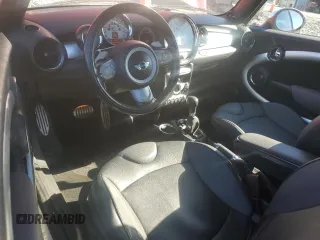 2010 MINI Convertible S z VIN WMWMS3C57ATZ85589, wystawiony jako Copart lot #41797795 z przebiegiem 128 059 mil mil oraz Czysty tytuł • Clean title. Historia ofert i sprzedaży dostępna na DreamBid. Obrazek 8.