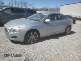 2013 Volvo S60 T6 R-Design Platinum z VIN YV1902FHXD2197960, wystawiony jako Copart lot #48848335 z przebiegiem 104 547 mil mil oraz Szkoda całkowita • Salvage title. Historia ofert i sprzedaży dostępna na DreamBid. Obrazek 1.