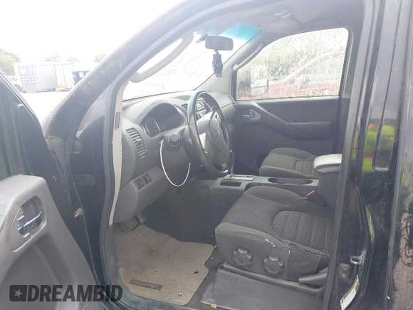 2006 Nissan Frontier SE z VIN 1N6AD07W86C457386, wystawiony jako IAAI lot #42263208 z przebiegiem 169 768 mil mil oraz . Historia ofert i sprzedaży dostępna na DreamBid. Obrazek 5.