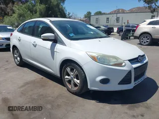 2013 Ford Focus SE z VIN 1FADP3F25DL290446, wystawiony jako IAAI lot #42520571 z przebiegiem 158 020 mil mil oraz . Historia ofert i sprzedaży dostępna na DreamBid. Obrazek 1.