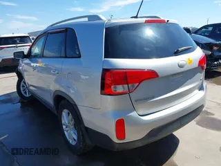 2015 Kia Sorento LX with VIN 5XYKT4A77FG548874, listed as a IAAI auction lot 41650301 with 111,113 mi miles. Bid and sale history available at carsss.com. Image 3.