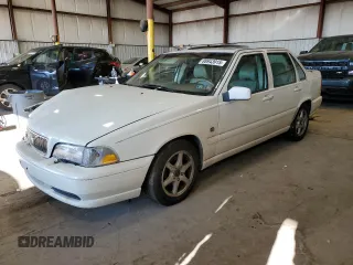 2000 Volvo S70 z VIN YV1LS61J8Y2632529, wystawiony jako Copart lot #88943915 z przebiegiem 210 495 mil mil oraz Szkody całkowita. Historia ofert i sprzedaży dostępna na DreamBid. Obrazek 1.