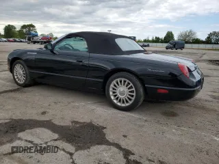 2005 Ford Thunderbird Deluxe z VIN 1FAHP60A25Y103624, wystawiony jako Copart lot #58043635 z przebiegiem 121 881 mil mil oraz Tytuł czysty. Historia ofert i sprzedaży dostępna na DreamBid. Obrazek 2.